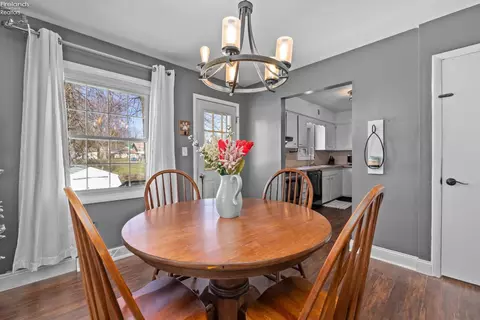 Dining - 615 Center, Huron, OH 44839 photo 1 of 3