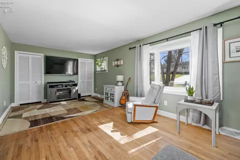 Living - 615 Center, Huron, OH 44839 photo 2 of 5