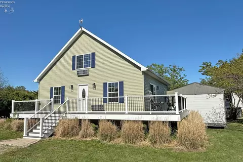 203 Lower Cliff Dr, Kelleys Island, OH 43438