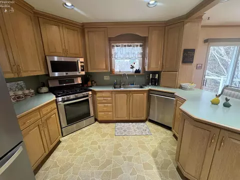 Kitchen - 2710 Scheid Rd, Huron, OH 44839 photo 4 of 5