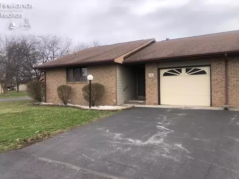 18 Windstone Dr, Findlay, OH 45840