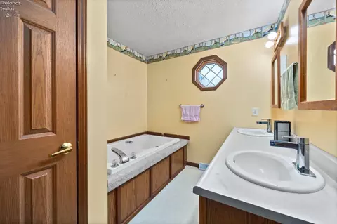 8067 E Mary Ln, Marblehead, OH 43440 photo 20
