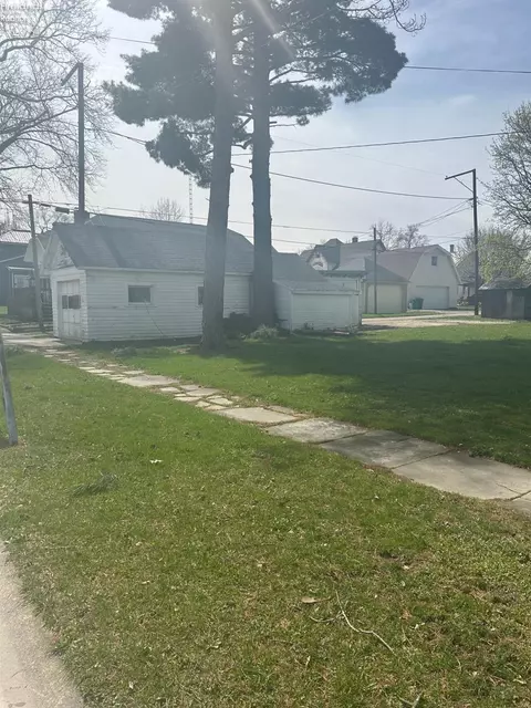 405 Maple St, Willard, OH 44890 photo 2