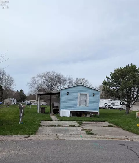 116 Maplewood Dr, Bellevue, OH 44811