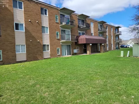1315 S Lake Wilmer Dr #302, Sandusky, OH 44870