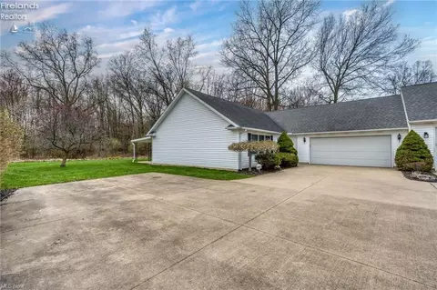 3943 Hilltop Dr, Vermilion, OH 44089