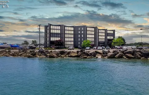 711 W Lakeshore Dr #106, Port Clinton, OH 43452