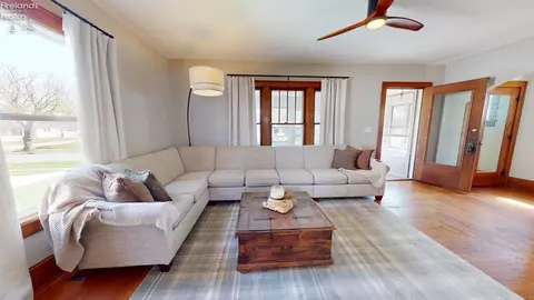 Living - 810 Park, Willard, OH 44890 photo 2 of 2