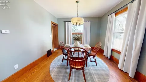Dining - 810 Park, Willard, OH 44890 photo 2 of 3