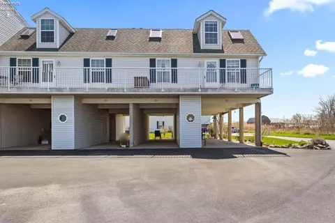 87 N Schooner Point Dr, Port Clinton, OH 43452