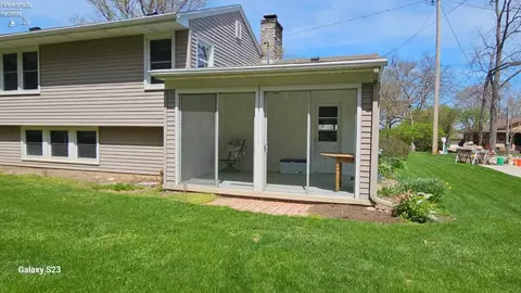Exterior - 1313 E 4th St, Marblehead, OH 43440 photo 2 of 3