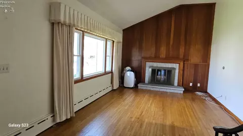 Living - 1313 E 4th St, Marblehead, OH 43440 photo 2 of 4