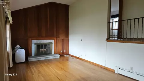 Living - 1313 E 4th St, Marblehead, OH 43440 photo 1 of 4