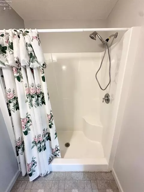 Bath - 1107 E Bogart Rd, Sandusky, OH 44870 photo 5 of 11