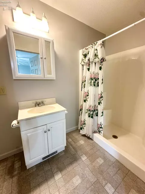 Bath - 1107 E Bogart Rd, Sandusky, OH 44870 photo 6 of 11