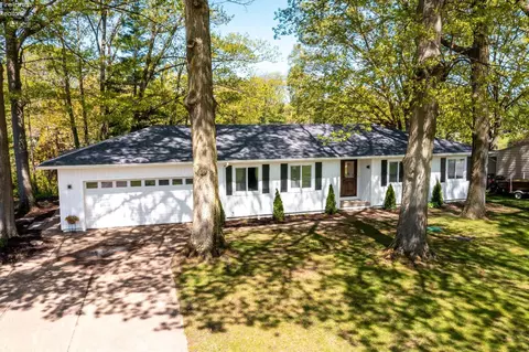 700 Lee Ct, Vermilion, OH 44089