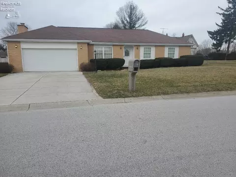 758 Nickie Ln, Fostoria, OH 44830