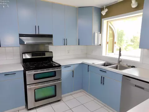 Kitchen - 10208 River Rd, Huron, OH 44839 photo 2 of 4