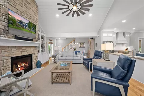 Living - 910 E 3rd St, Lakeside, OH 43440 photo 4 of 5