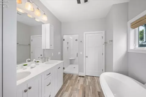 Bath - 910 E 3rd St, Lakeside, OH 43440 photo 2 of 8