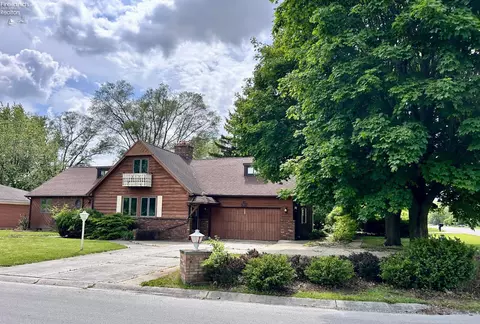 780 Angela Dr, Fostoria, OH 44830