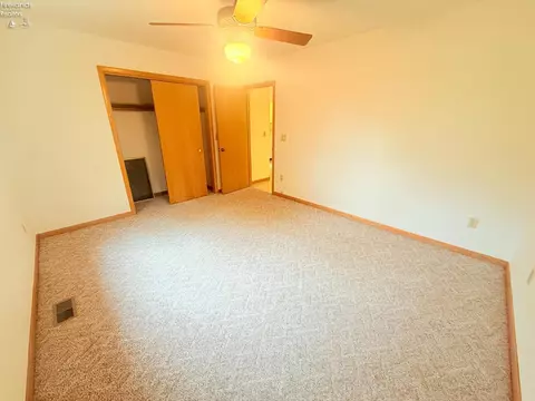 Bedroom - 9343 E Bayshore Rd, Marblehead, OH 43440 photo 1 of 5