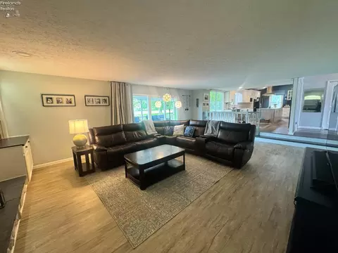 Living - 505 E Stoneplace Dr, Sandusky, OH 44870 photo 3 of 6