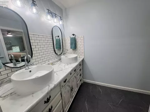Bath - 505 E Stoneplace Dr, Sandusky, OH 44870 photo 10 of 10