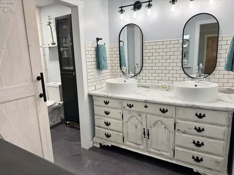 Bath - 505 E Stoneplace Dr, Sandusky, OH 44870 photo 7 of 10