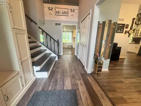 Entry Way - 505 E Stoneplace Dr, Sandusky, OH 44870 photo 2 of 4
