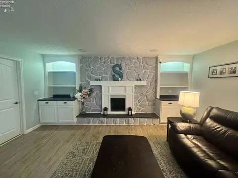 Living - 505 E Stoneplace Dr, Sandusky, OH 44870 photo 6 of 6