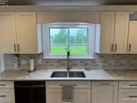 Kitchen - 505 E Stoneplace Dr, Sandusky, OH 44870 photo 10 of 12