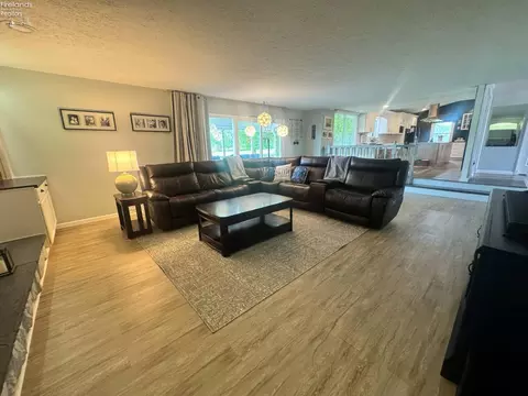 Living - 505 E Stoneplace Dr, Sandusky, OH 44870 photo 5 of 6
