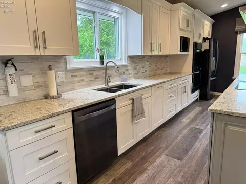 Kitchen - 505 E Stoneplace Dr, Sandusky, OH 44870 photo 8 of 12