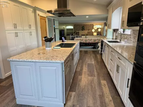 Kitchen - 505 E Stoneplace Dr, Sandusky, OH 44870 photo 2 of 12