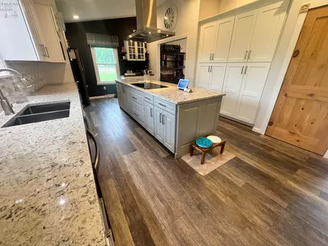 Kitchen - 505 E Stoneplace Dr, Sandusky, OH 44870 photo 7 of 12