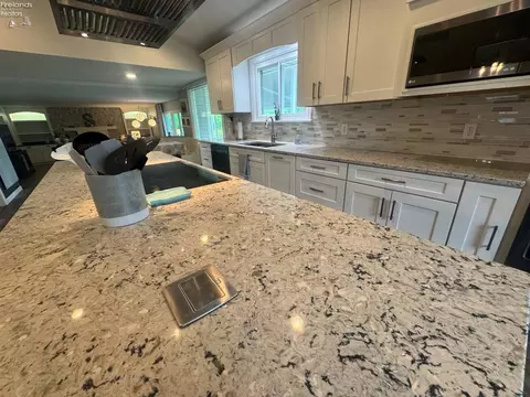 Kitchen - 505 E Stoneplace Dr, Sandusky, OH 44870 photo 4 of 12