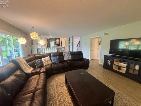 Living - 505 E Stoneplace Dr, Sandusky, OH 44870 photo 4 of 6