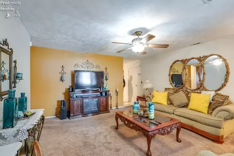 Living - 3908 Clinton Ave, Lorain, OH 44055 photo 2 of 4