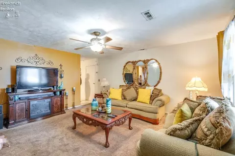 Living - 3908 Clinton Ave, Lorain, OH 44055 photo 1 of 4