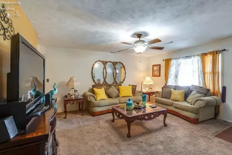 Living - 3908 Clinton Ave, Lorain, OH 44055 photo 3 of 4