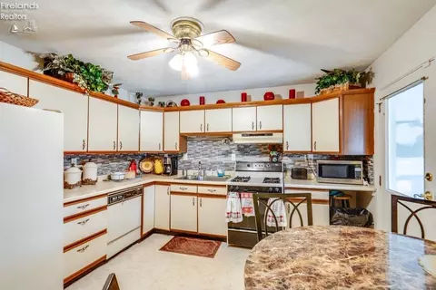 Kitchen - 3908 Clinton Ave, Lorain, OH 44055 photo 2 of 4
