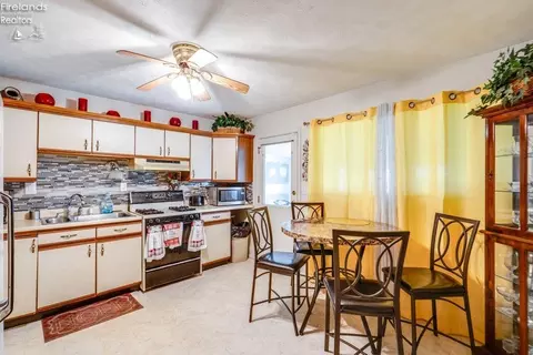 Kitchen - 3908 Clinton Ave, Lorain, OH 44055 photo 3 of 4