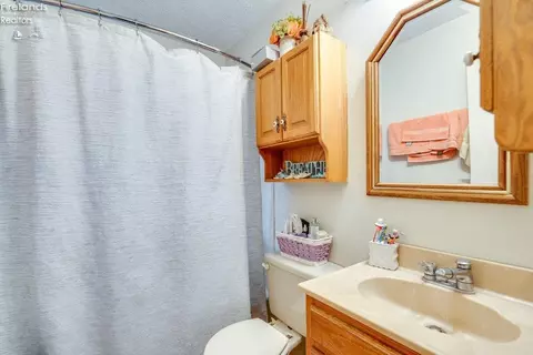 Bath - 3908 Clinton Ave, Lorain, OH 44055 photo 1 of 1