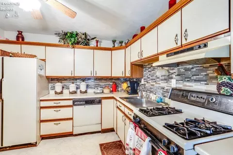 Kitchen - 3908 Clinton Ave, Lorain, OH 44055 photo 4 of 4