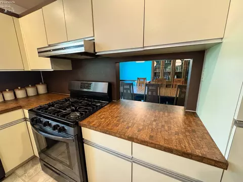 Kitchen - 3202 Stoneway E Dr, Sandusky, OH 44870 photo 9 of 12