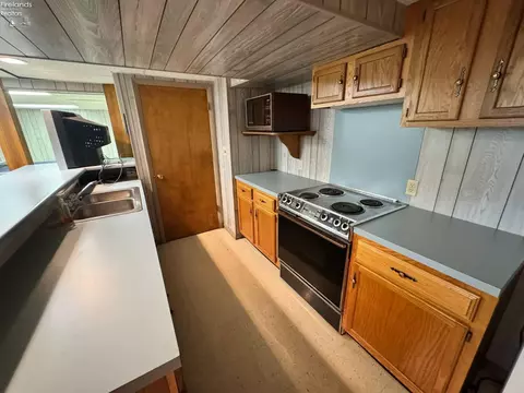 Kitchen - 3202 Stoneway E Dr, Sandusky, OH 44870 photo 12 of 12