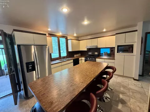 Kitchen - 3202 Stoneway E Dr, Sandusky, OH 44870 photo 6 of 12