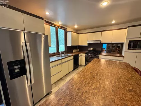 Kitchen - 3202 Stoneway E Dr, Sandusky, OH 44870 photo 3 of 12