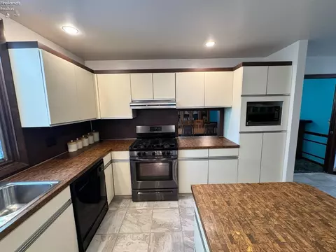 Kitchen - 3202 Stoneway E Dr, Sandusky, OH 44870 photo 5 of 12